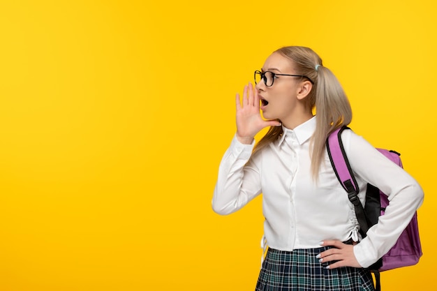 Niña de la escuela del día mundial del libro en lindo uniforme pidiendo ayuda en gafas