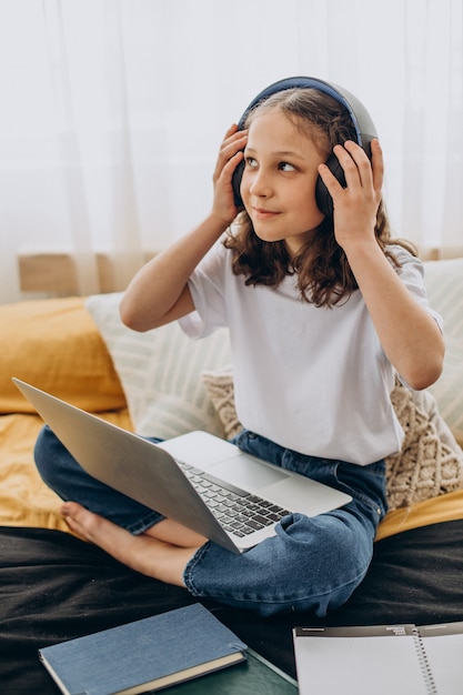 Niña de la escuela estudiando en casa, aprendizaje a distancia