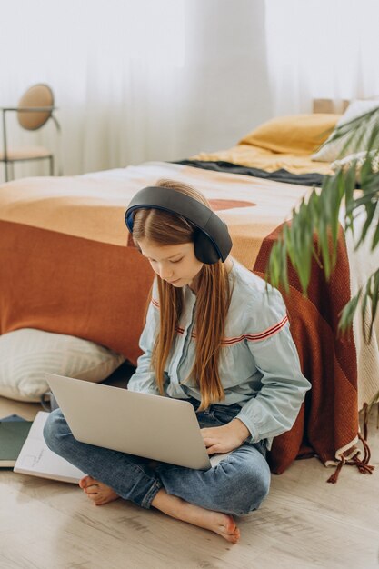 Niña de la escuela estudiando en casa, aprendizaje a distancia