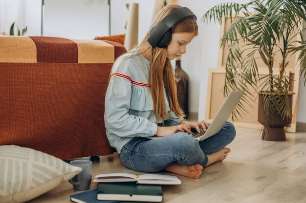 Niña de la escuela estudiando en casa, aprendizaje a distancia