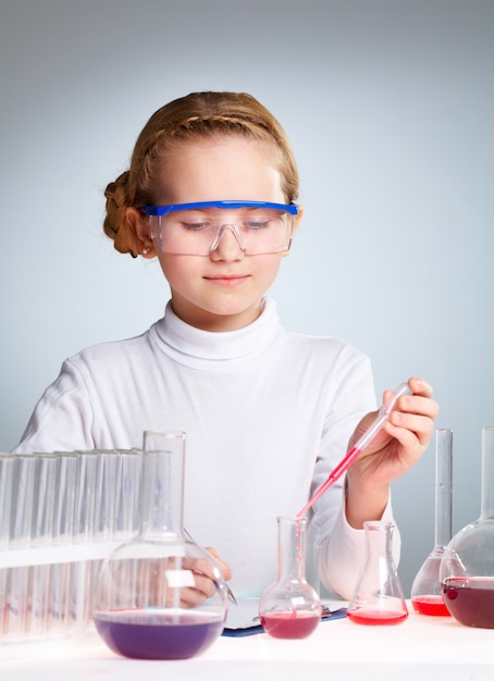 Niña esperando una reacción química