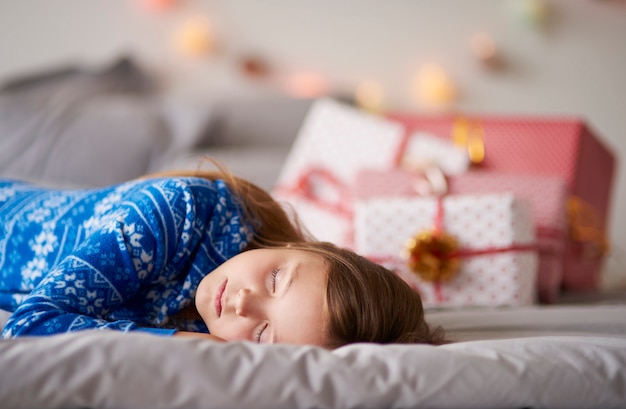 Niña esperando regalo de Navidad