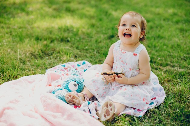 La niña está descansando en el parque