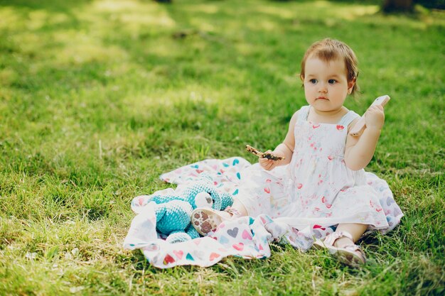 La niña está descansando en el parque