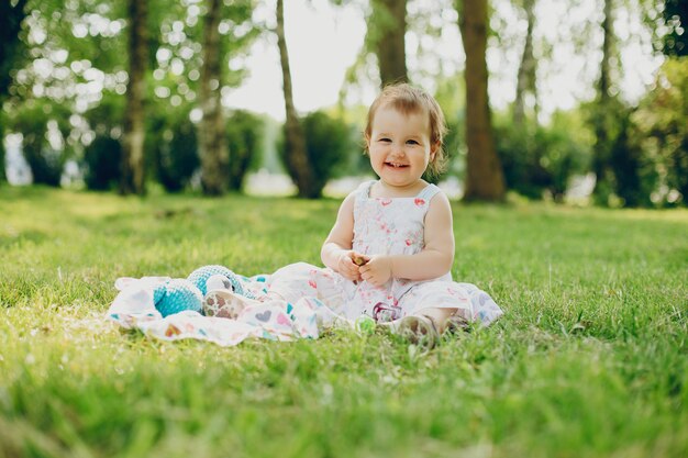 La niña está descansando en el parque