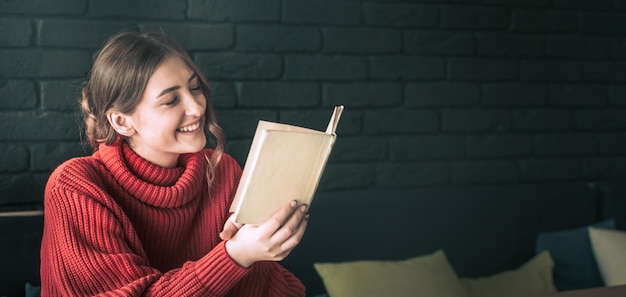 la niña está leyendo un libro en un café