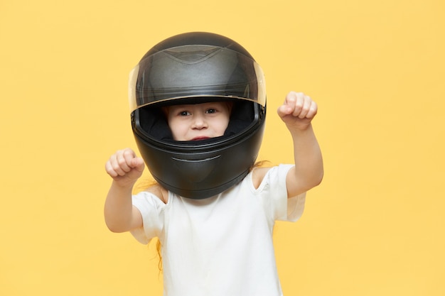 Niña con experiencia hábil en casco de motocicleta de seguridad