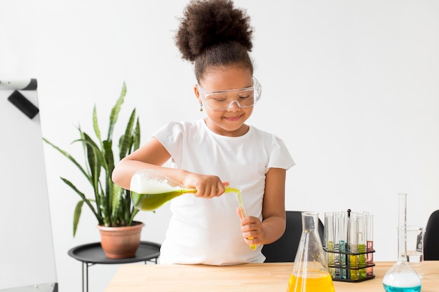 Niña experimentando con pociones para química