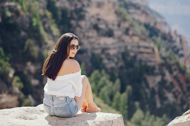 niña explorando el gran cañón en Arizona