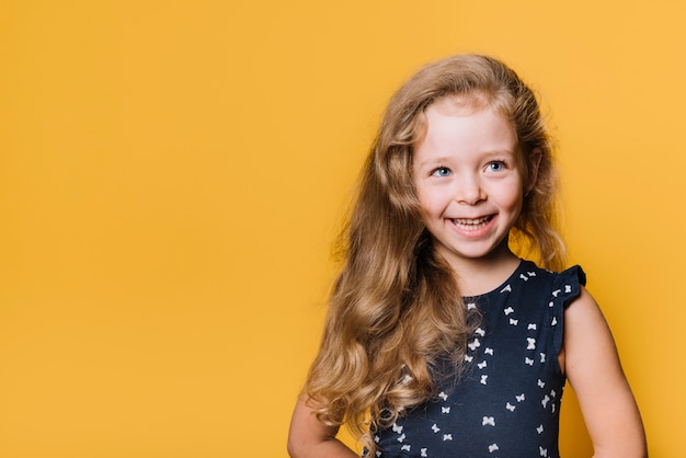 Niña con expresión juguetona