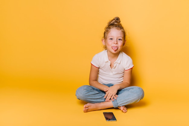 Niña con expresión juguetona