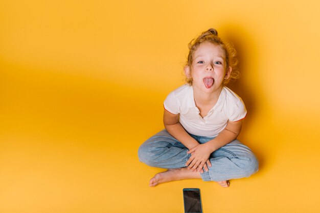 Niña con expresión juguetona