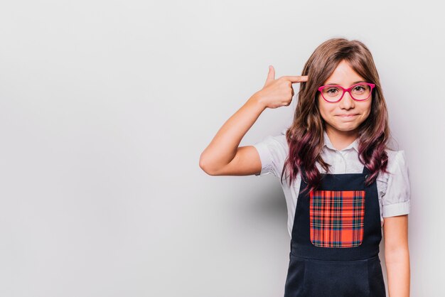 Niña con expresión juguetona