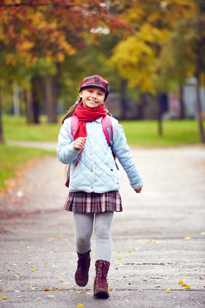 Niña con falda yendo al colegio