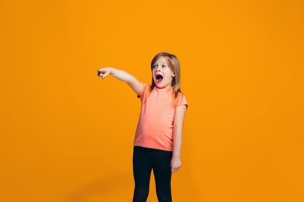 La niña feliz apuntando a algo