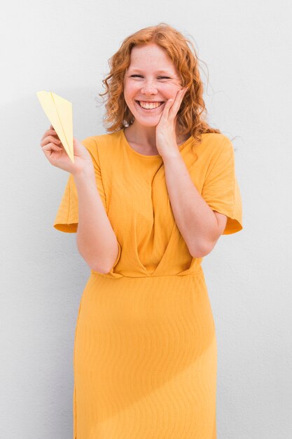 Niña feliz con avión de papel