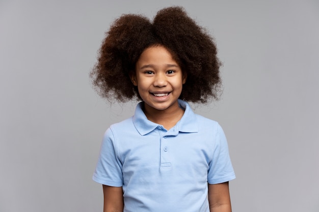 Niña feliz con cabello adorable sonriendo