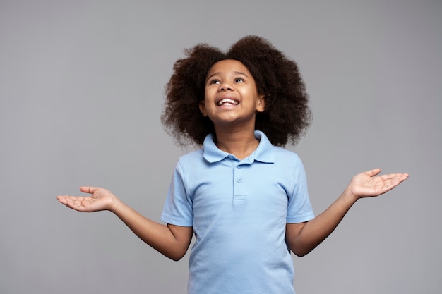 Foto gratuita niña feliz con cabello adorable sonriendo