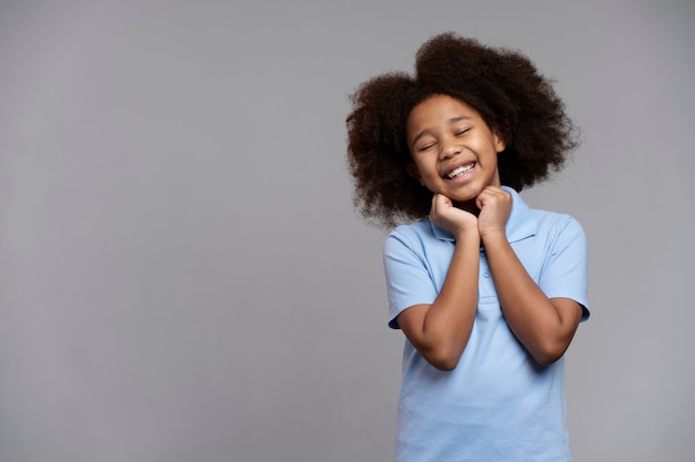 Foto gratuita niña feliz con cabello adorable sonriendo