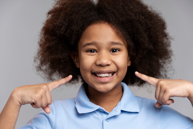 Niña feliz con cabello adorable sonriendo