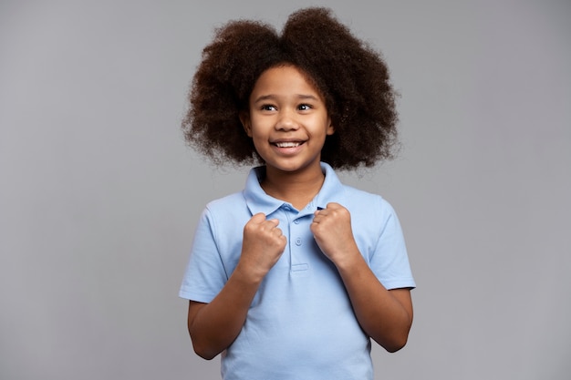 Foto gratuita niña feliz con cabello adorable sonriendo