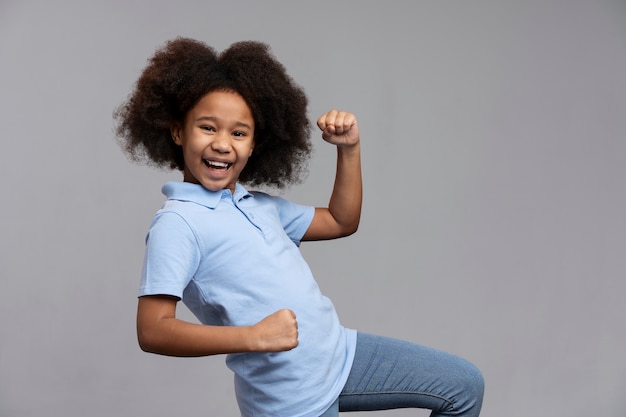 Foto gratuita niña feliz con cabello adorable sonriendo