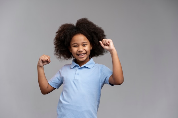 Foto gratuita niña feliz con cabello adorable sonriendo