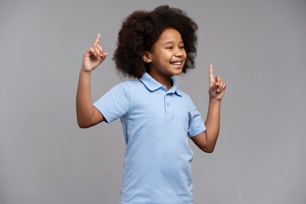 Niña feliz con cabello adorable sonriendo