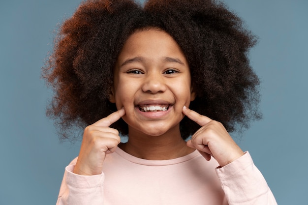 Niña feliz con cabello adorable sonriendo