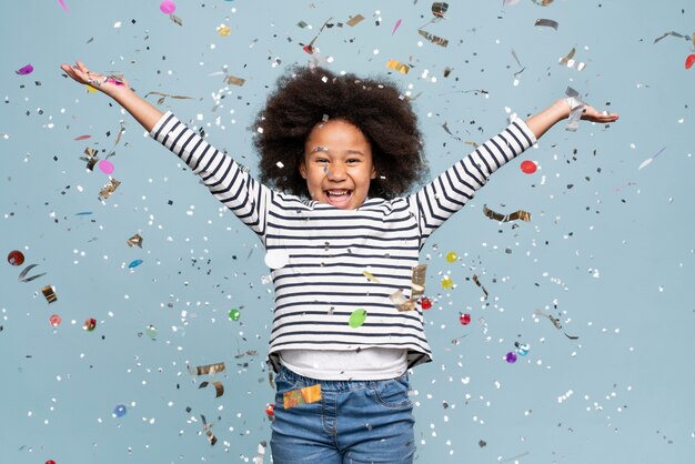 Niña feliz celebrando su cumpleaños