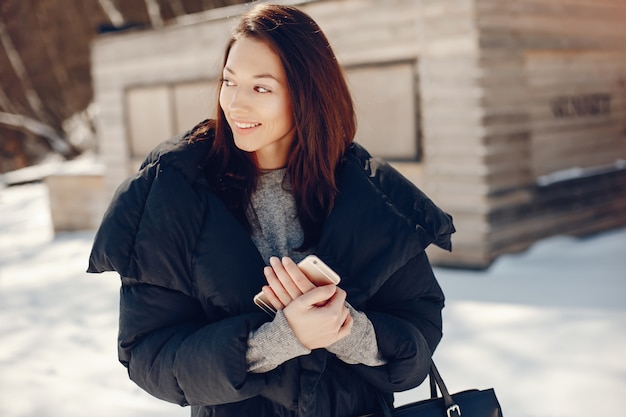 Niña feliz en una ciudad de invierno