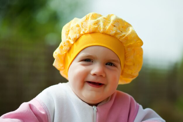 Niña feliz contra la luz del sol