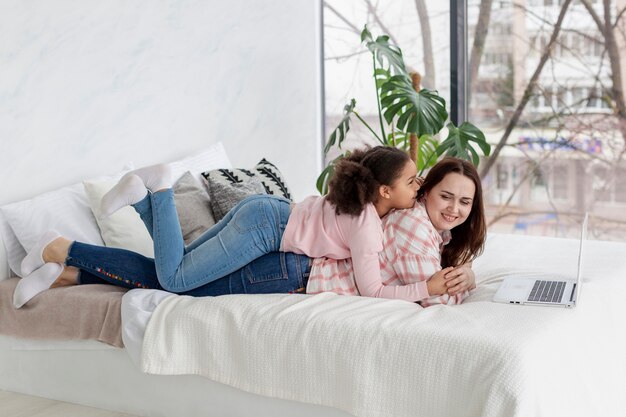 Niña feliz de estar en casa con su madre