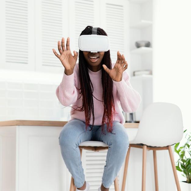 Foto gratuita niña feliz con gafas vr