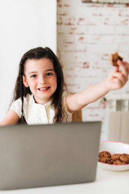 Niña feliz con galletas de chispas de chocolate