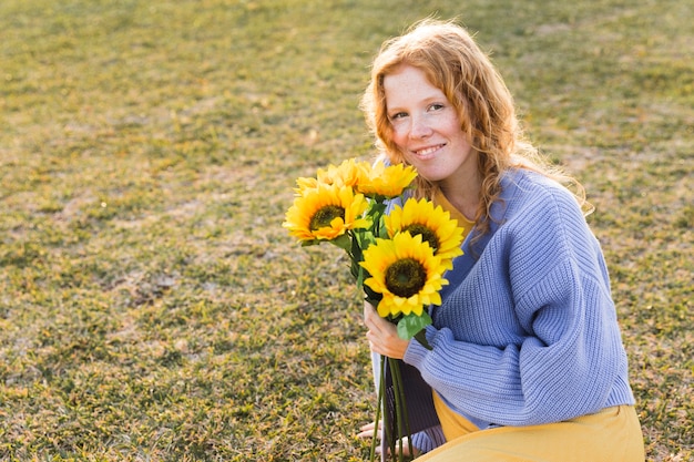 Foto gratuita niña feliz con girasoles