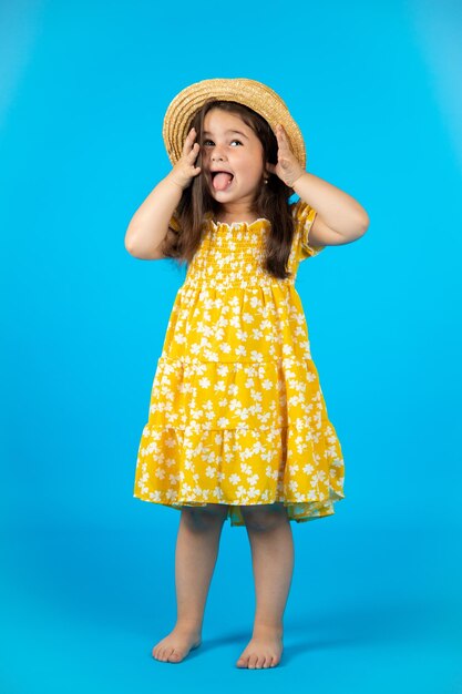 La niña feliz gordita es traviesa en el estudio y posa en diferentes poses