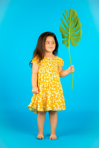 La niña feliz gordita es traviesa en el estudio y posa en diferentes poses