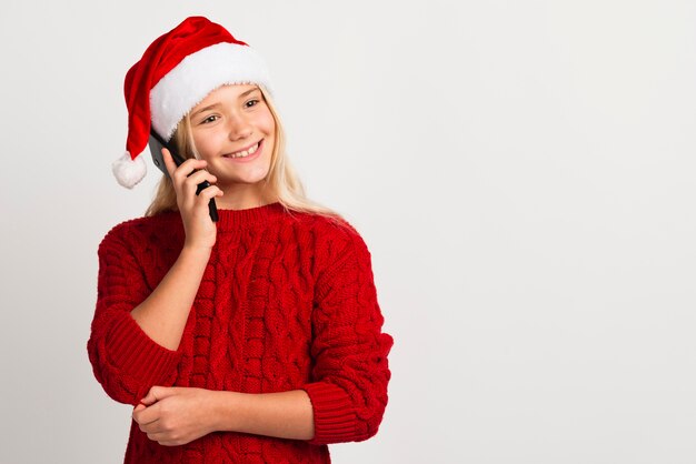 Niña feliz hablando por teléfono tiro medio