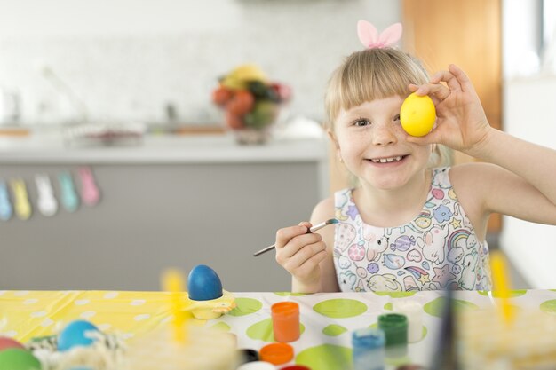 Niña feliz con huevo de Pascua