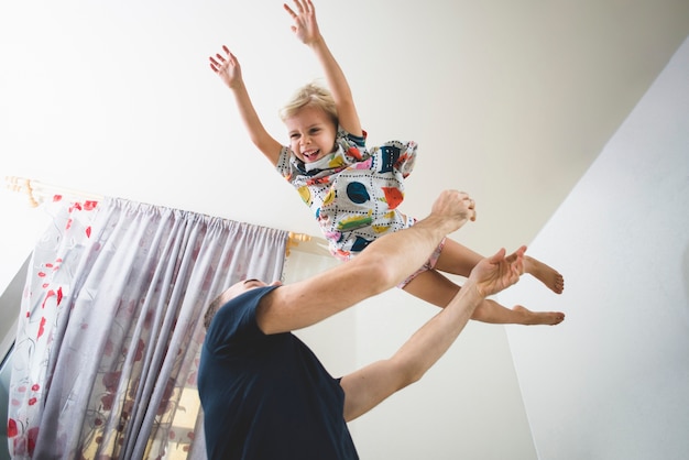 Niña feliz jugando con su padre