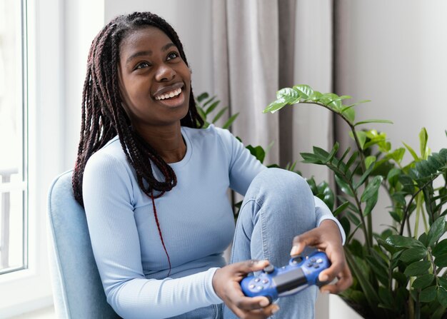 Niña feliz jugando videojuegos