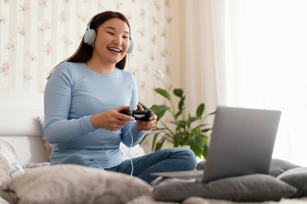 Niña feliz jugando videojuegos