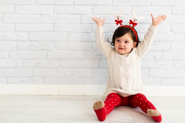 Niña feliz levantando sus brazos