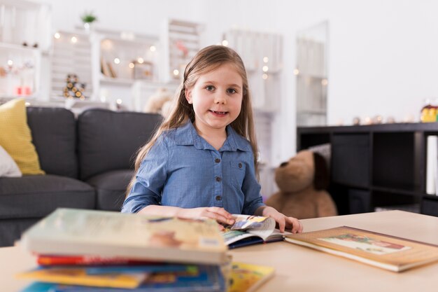 Niña feliz con libros