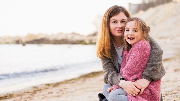 Niña feliz y madre tiro medio