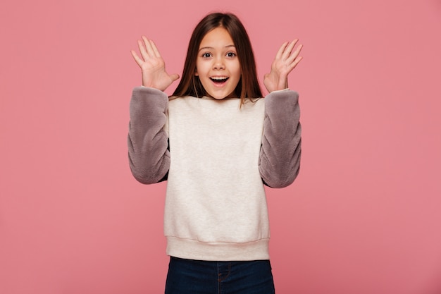 Foto gratuita niña feliz mirando y sonriendo aislado