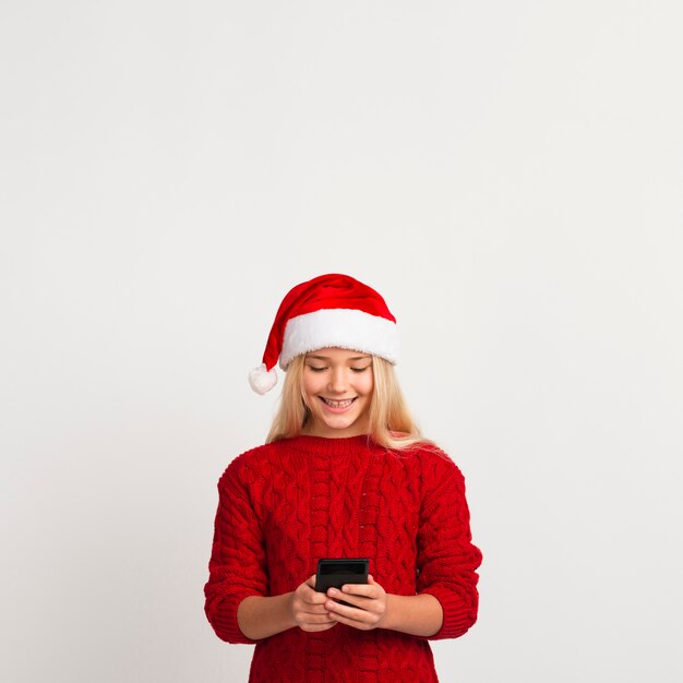 Niña feliz mirando el teléfono