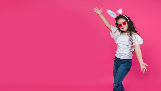 Niña feliz en orejas de conejo sonriendo