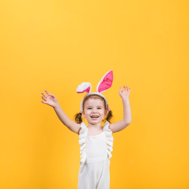 Niña feliz en orejas de conejo